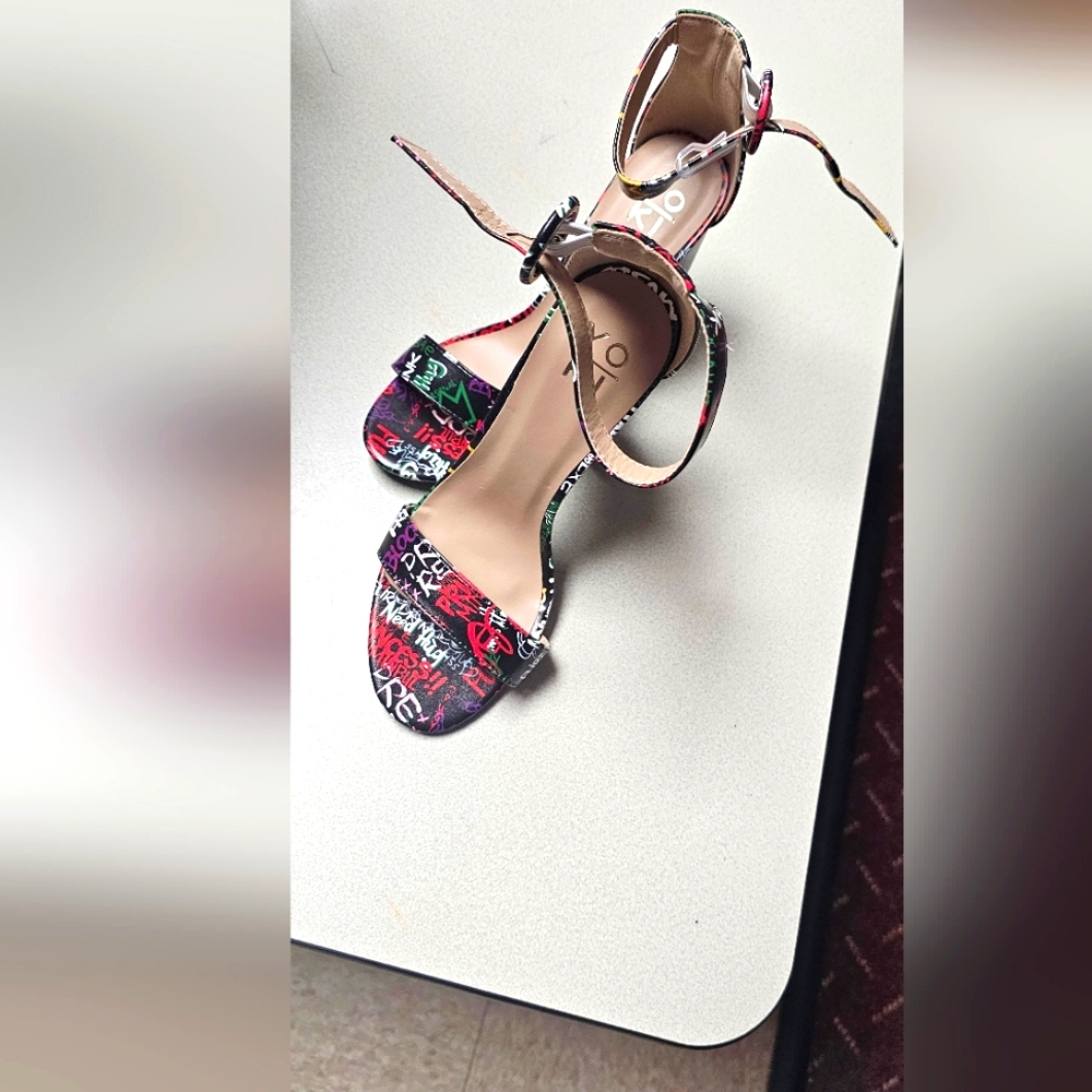 Multi color open toe high heel sandals. SIZE(7. 5). New without tag.